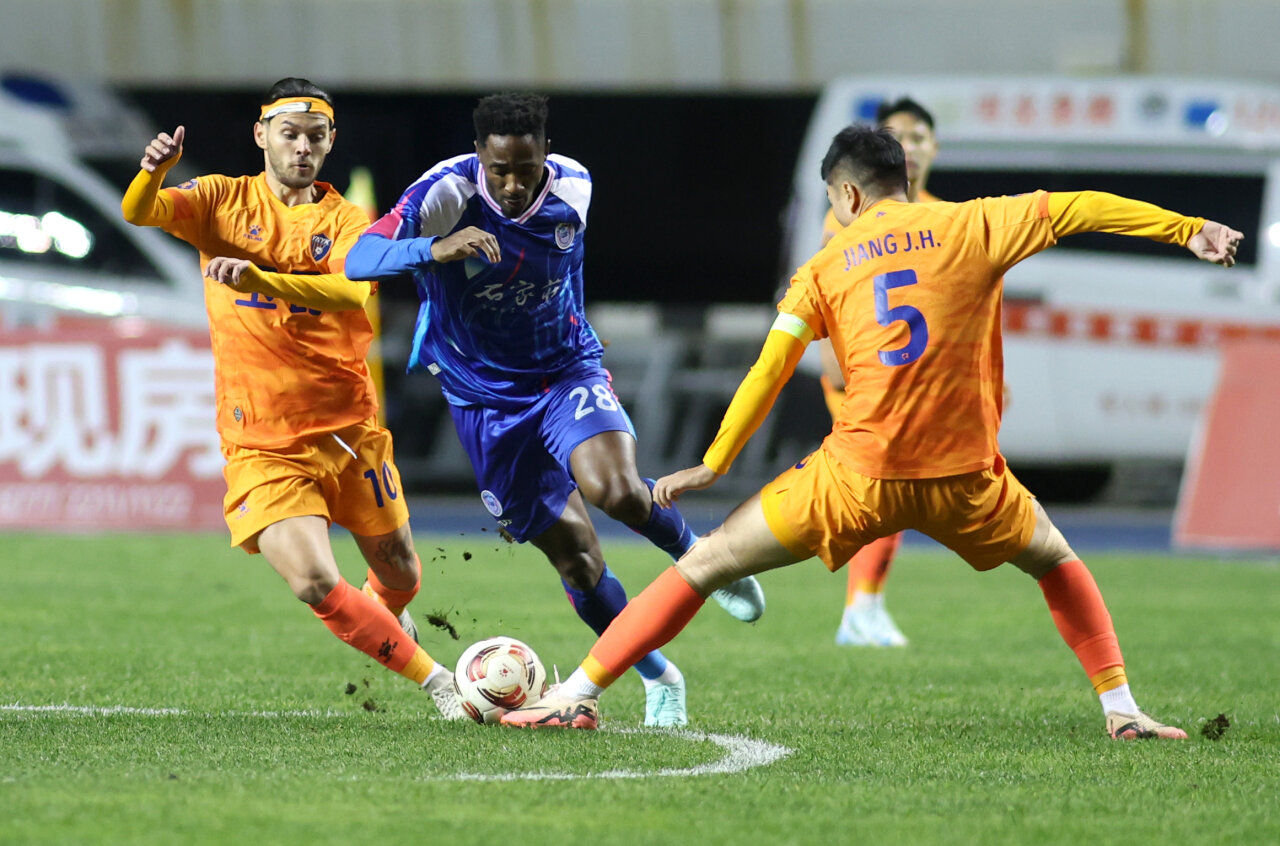 华体会娱乐平台-中甲球队欠薪严重，球员集体罢训抗议